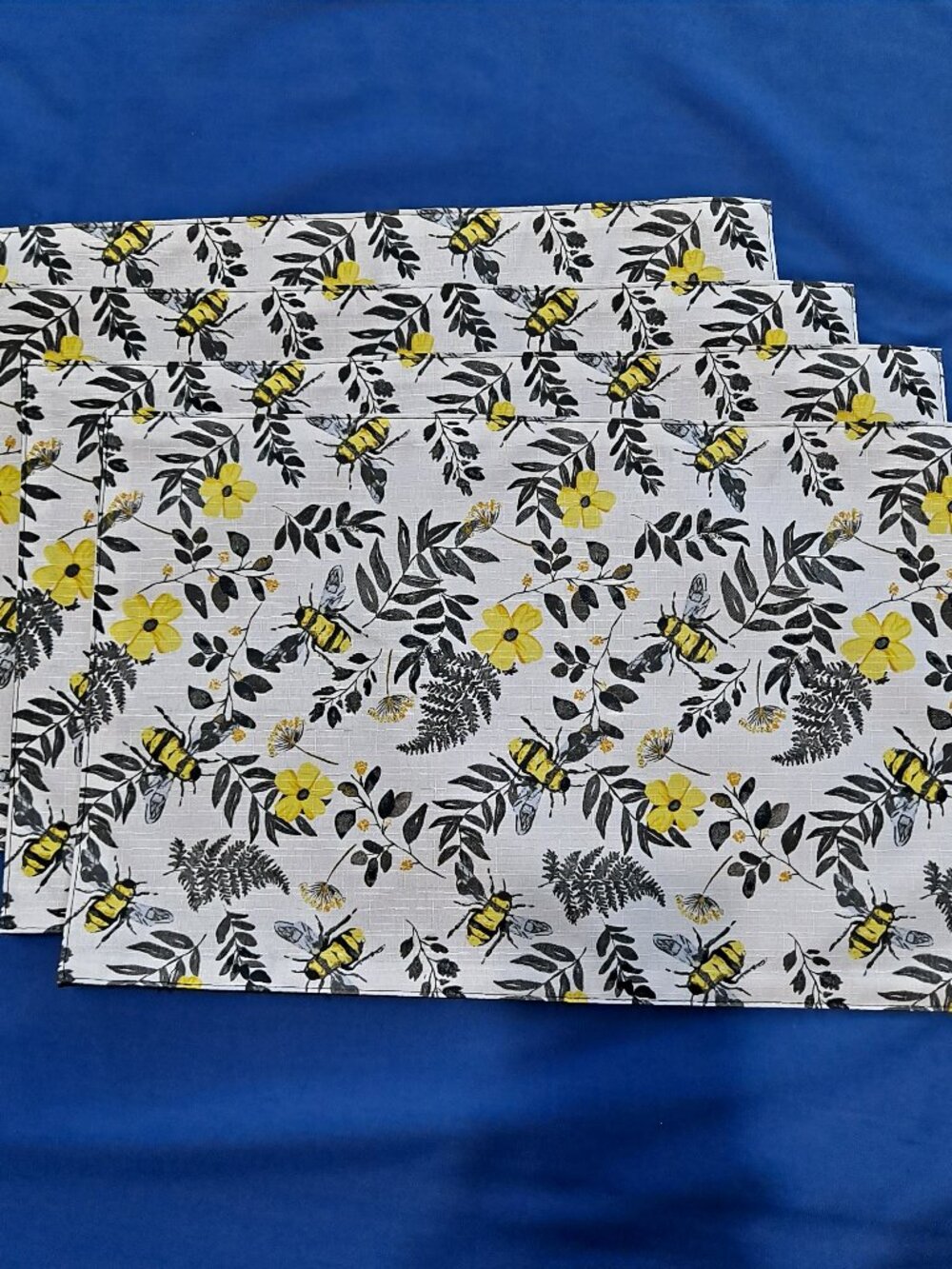 Set 4 Reversible SPRING BEE PLACEMATS Black Fabric Cloth 18" x 11" Flowers
